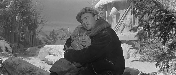 2. По фильму Тосе 18 лет, а Илье – 25, но актеры, исполняющие эти роли, были ровесниками – им обоим было по 30 лет.