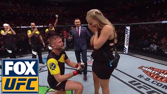 Şampiyon Dövüşçüden Ringte Evlilik Teklifi