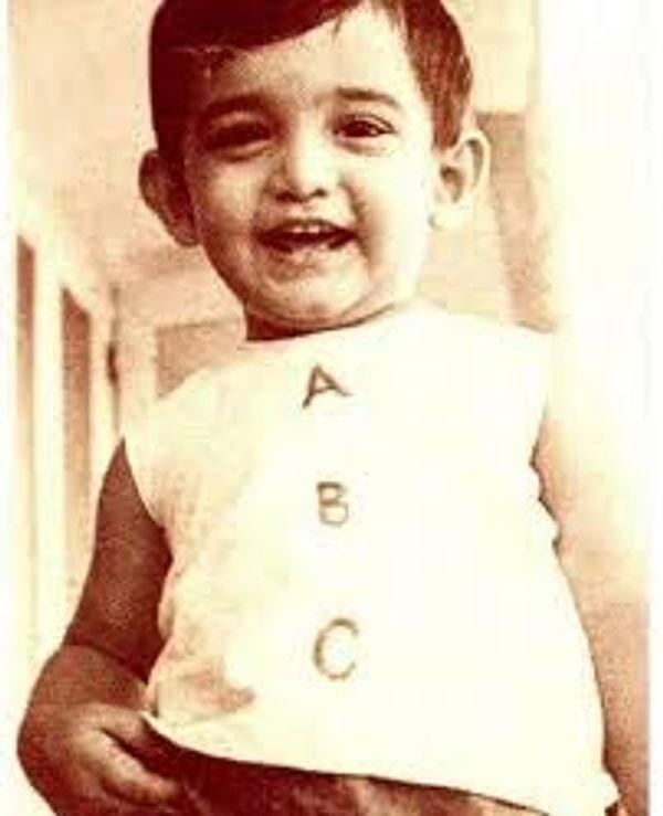 1.Aamir Hussain Khan, 14 Mart 1965 yılında Mumbai'de dünyaya geldi.