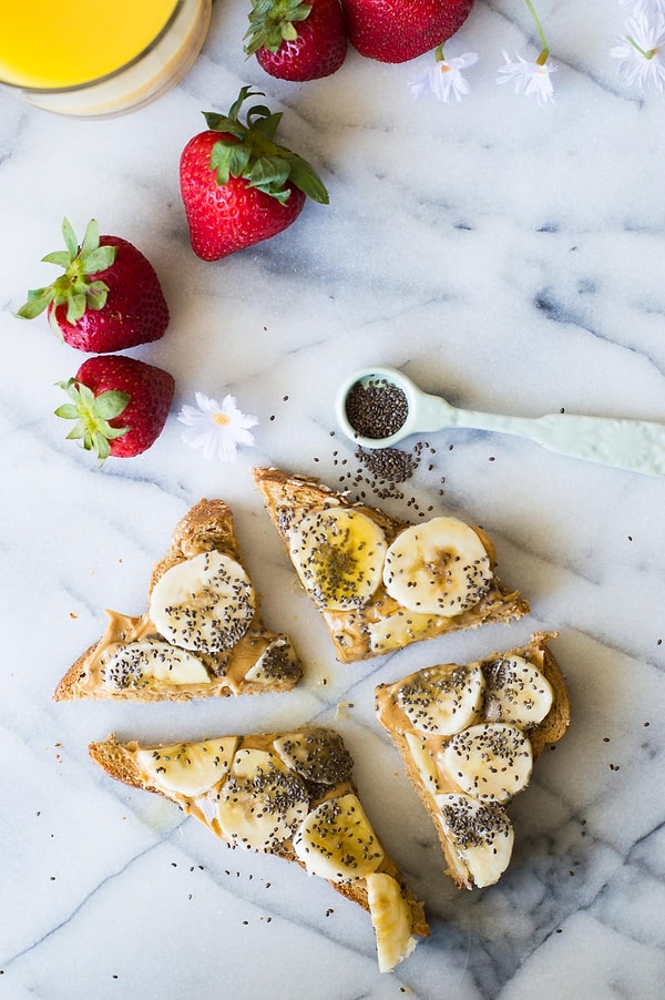 4. Банан + арахисовое масло + семена чиа