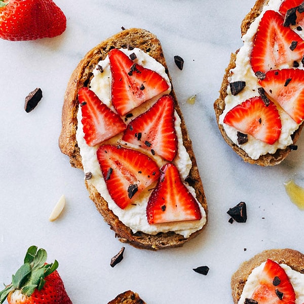 7. Козий сыр + клубника