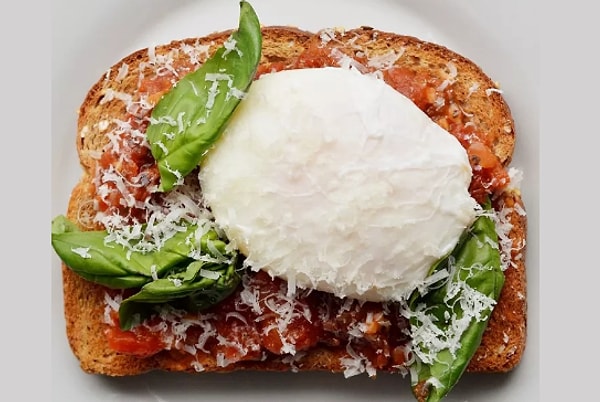 18. Соус маринара + яйцо пашот + базилик + сыр