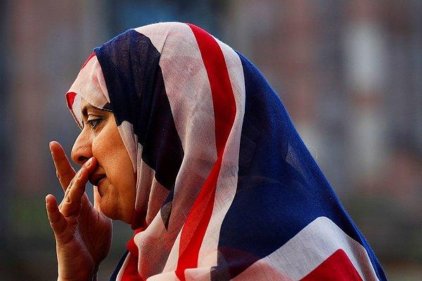 18. İngiliz bayrağını baş örtüsü olarak takmış bir kadın Manchester'da bir konserde meydana gelen terör saldırısının anma töreninde, 26 Mayıs.