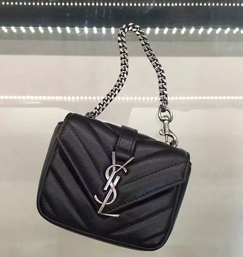 Yves Saint Laurent'in ikonik zincir saplı kol çantasının birçok modeli var ve fiyatları da 1.000 ile 2.600 Dolar arasında değişiyor.