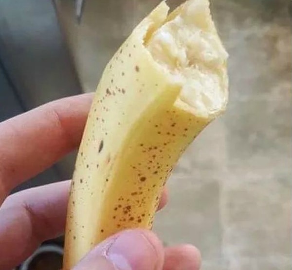 9. Как можно забыть очистить банан от кожуры?