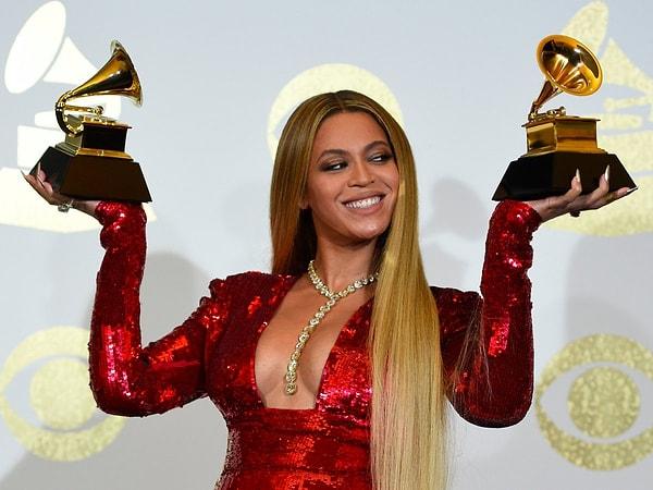 Forbes'un 'Amerika'nın En Zengin Kadınları' listesinde 35 yaşındaki şarkıcının 350 milyon dolar değerinin olduğu açıklandı.