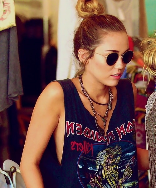 Bu yazın asi güzeli olmaya hazır mısın? Küçük bir topuz, güneş gözlüğü ve yırtık bir t-shirt; ne farkın var Miley Cyrus’tan!
