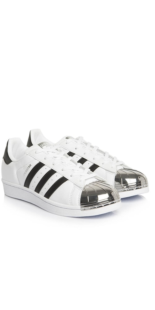 Yoksa aklından bir an beyaz sneakersların olmadan tatile çıkmak mı geçti? Kylie Jenner duymasın! :)