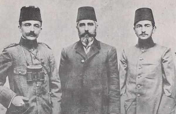 İsmail Enver Bey 1881'de devrin başkenti İstanbul'da doğdu. Annesi Ayşe Hanım, babası ise Ahmed Bey idi.