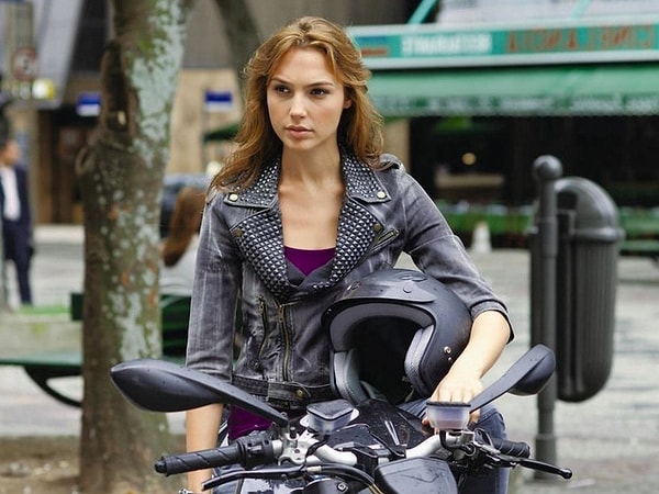 16. Она также большой поклонник мотоциклов. У нее есть 2006 Ducati Monster-S2R.