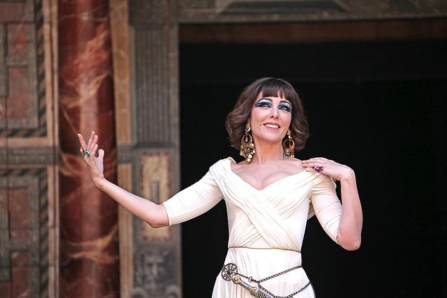 3. Ama onun asıl yeteneğini konuşturduğu yer tiyatro sahnesi. Öyle ki Shakespeare'in merkezi İngiltere'deki Shakespeare Globe'da dahi sahne aldı Tekindor.