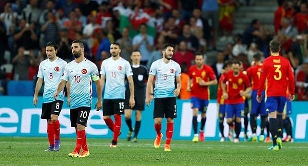 Mucizevi bir şekilde EURO 2016'ya katılma hakkı kazanıp 8 yıl sonra büyük bir turnuvada boy gösterme şansı yakalayan Türkiye A Milli Takımı, grupta aldığı 2 mağlubiyet 1 galibiyetle Avrupa'ya veda etmişti.