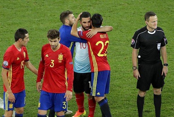 Milli takım kaptanı Arda Turan'ın İspanya maçında ıslıklanması, İspanyol futbolcuların Arda'yı teselli etmesi ise hala akıllardadır.