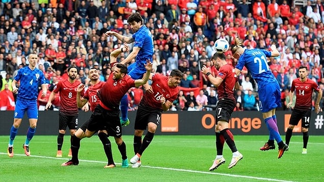 EURO 2016'da başarısız olmamız, oyuncuların takım görüntüsünden çok uzak olması, milli takımdaki krizlerin ortaya çıkmasına neden oldu.