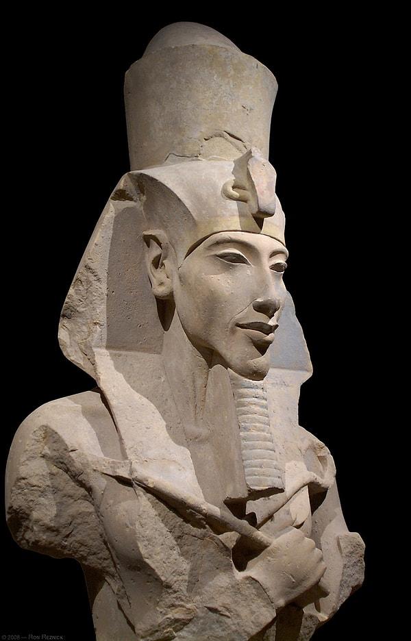 1. Tutankamon'un babası, Nefertiti'nin eşi, Mısır'ın 18. hanedanının firavunudur Akhenaton...