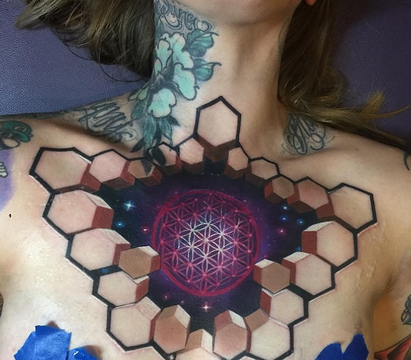 1. Талантливый тату-мастер Джесси Рикс создает впечатляющие татуировки с оптическими иллюзиями.