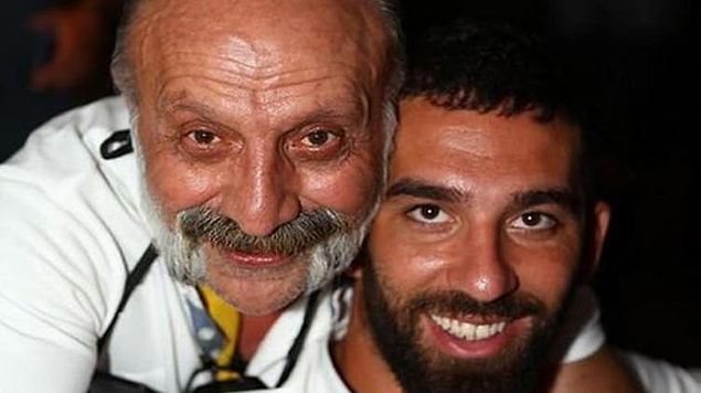 Son olarak Arda Turan, Makedonya maçı sonrasında takım uçağında gazeteci Bilal Meşe'ye, hem fiziki hem de sözlü olarak saldırıda bulundu.
