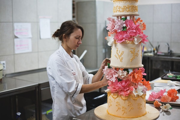 6. Любой кондитер - это очень дисциплинированный и ответственный человек, строго соблюдающий дедлайны. Есть заказ или мероприятие? Кондитер не может позволить себе заболеть или не прийти на работу, иначе под угрозой срыва окажется все мероприятие.