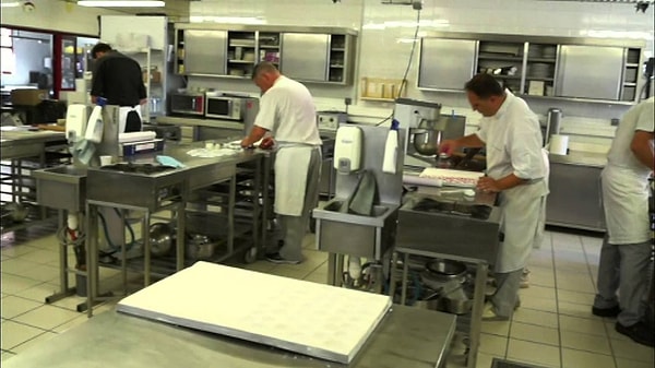 11. Обучение на кондитера в именитых школах стоит очень дорого, оно сопоставимо с обучением на юриста или врача - и по затратам, и по срокам обучения.