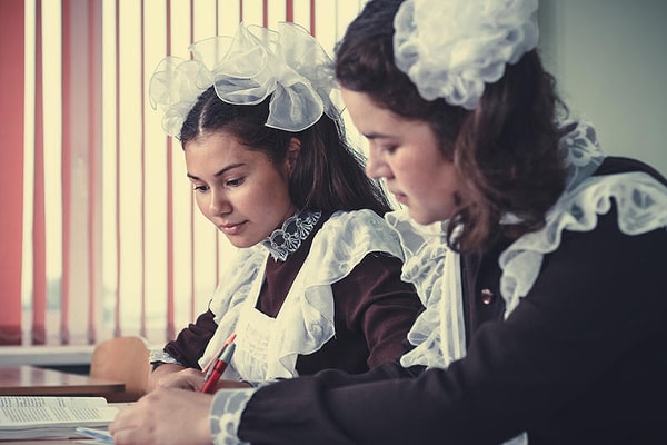 7. Если вы вдруг влюбились в девчонку из соседнего двора или из параллельного класса, то нужно было организовать специальную шпионскую сеть, чтобы узнать её имя