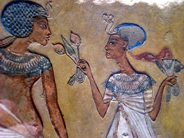 12. Akhenaton hakkında yazılan şiirlerde onun gökyüzünden inen varlıklar tarafından ziyaret edildiği ve ona halkını nasıl yönetmesi gerektiğinin anlatıldığı vurgulandı.