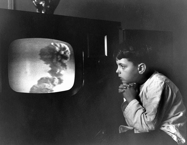 1. 7 yaşındaki Raymond Carlin, 1955 yılında televizyonda canlı yayınlanan atomik patlamayı soluksuz izlerken.