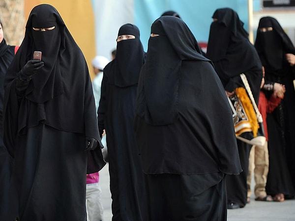 13. Kadınlar, Suudi Arabistan vatandaşı olsun olmasın siyah çarşaf giyinmek zorunda.