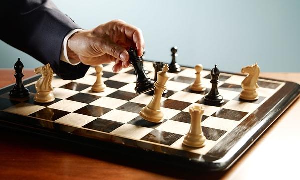 Satranç zeka ve strateji gerektiren bir oyundur. Çoğu insana farklı anlamlar ifade edebilecek satranç oyununun Tate kardeşler için yeri ise bambaşka.