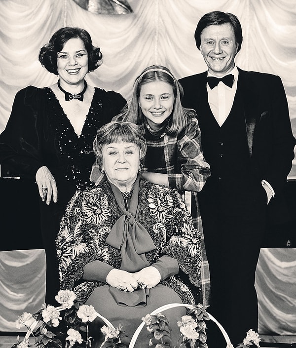 5. Будучи сыном известных артистов, Миронов всегда старался скрыть свое родство с ними и всего добивался сам.