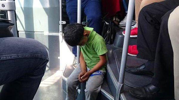 Olay sosyal medyaya "Metrobüste uyuyan Suriyeli çocuğa yer veren amca" olarak yansıdı. Amcayı alkışlayanlar ve diğer yolcuya tepki gösterenler olduğu kadar olayın mizansen olduğunu düşünenler de vardı...