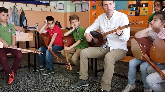 Tüm Sınıfa Enstrüman Çalmayı Öğretip 'Hangimiz Sevmedik' Şarkısını Çaldıran Öğretmen
