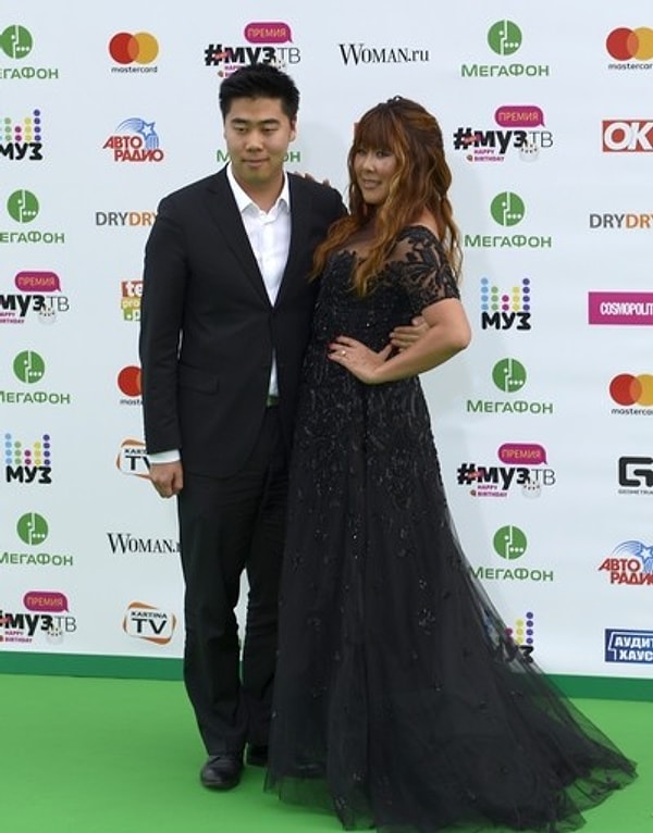 21. Анита Цой с сыном