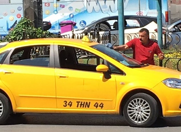 Mutlu sonla biten bu olayın kahramanı taksici de sosyal medyada "kedilerin kahramanı" ilan edildi. Biz de bu taksiciyi ve ona yardım edenleri alkışlayıp toplum içinde böyle duyarlı insanların artmasını temenni ediyoruz 👏👏