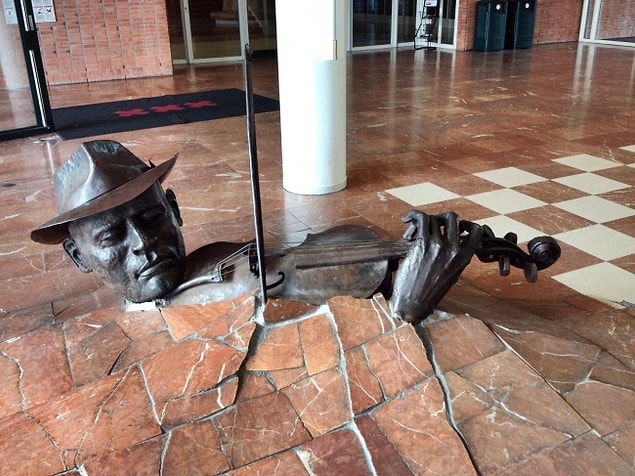 6. "Monument to the violinist" Hollanda