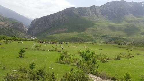 "Siirt'in Pervari ilçesi Belenoluk köyünde öğrencileri için dağ eteğine futbol sahası yapan beden eğitimi öğretmeni Murat Korkusuz 👏 "