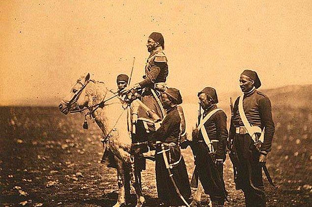 1853-56 yılları arasında süren Kırım Savaşı ve ardından Islahat Fermanı ile padişaha karşı rahatsızlıklar daha da arttı.