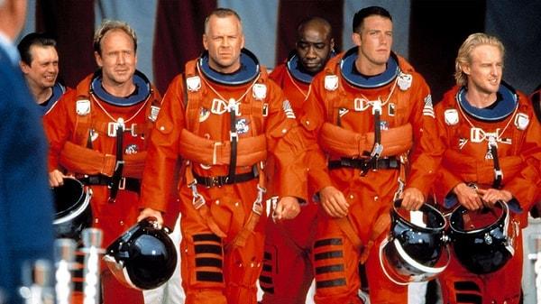 7. Armageddon'da Bruce Willis ve ekibi Teksas eyaleti yani 695,662 km2 büyüklüğünde bir gök taşını yok ediyor.