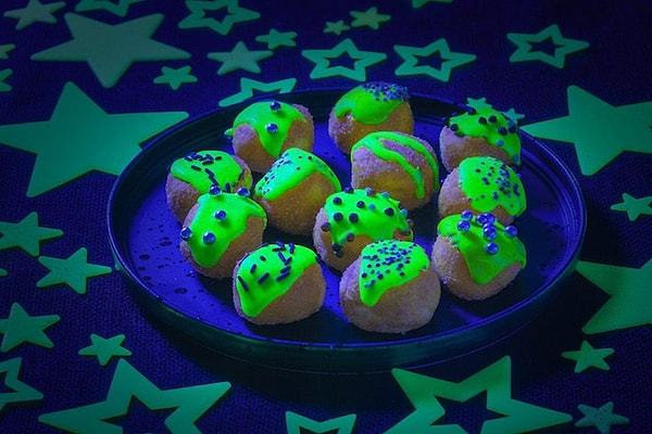 2. Называются они Glonuts — от англ. "glow" (светиться) и "doughnuts" (пончики)