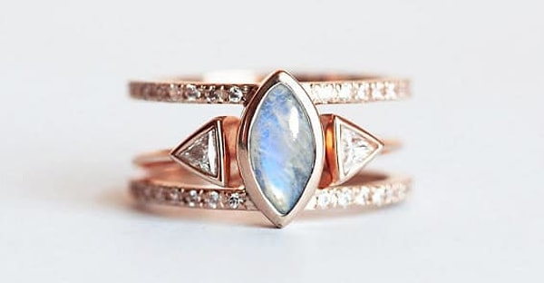 8. С этим завораживающим кольцом с лунным камнем вашу церемонию благословит сама Вселенная!