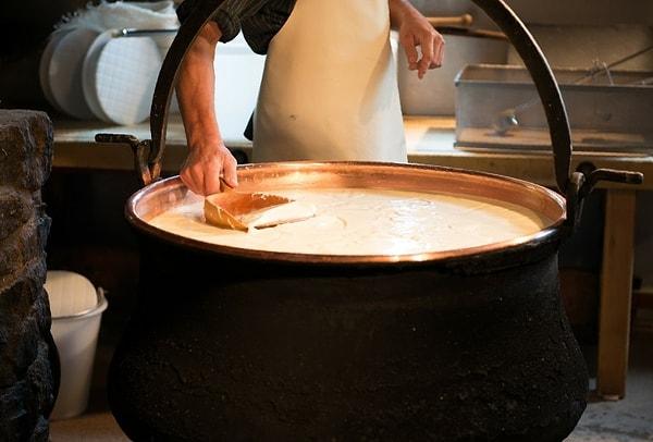14. Peynir modern Türkçeye Farsça sütten yapılmış anlamına gelen "panir" kelimesinden geçmiştir.