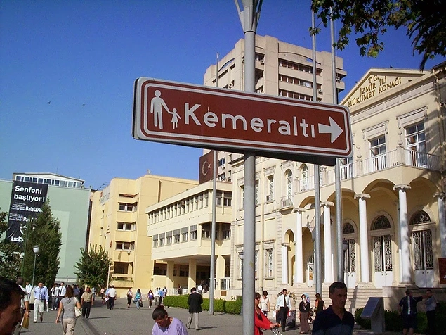 Bu bakımdan endişe yaratsa da komik tarafını da bilirsin Kemeraltı'nın; arkadaşlar arasında "Kemeraltı'ndan limonata içtin mi?" esprisini defalarca yapmışsındır. 😅