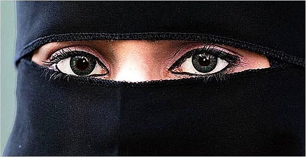 19. С 2011 года религиозная полиция требует закрывать глаза тканью, так как они могут быть "слишком сексуальны".