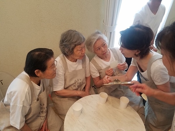 8. Блогер также сообщает, что все официанты были улыбчивыми и приветливыми, казалось, что им очень нравится работать в ресторане.