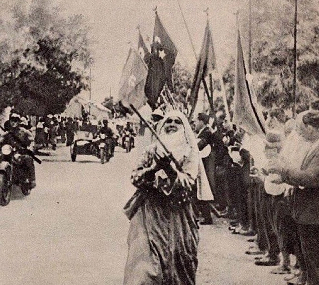 Hatay'ın anavatana katılmasını müteakip şehre giren Türk askerlerini karşılayan kent sakinleri... Yıl, 1939