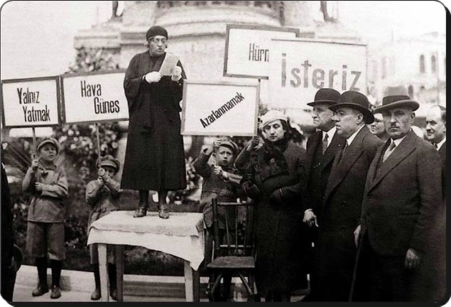 Dünyada ilk çocuk hakları bildirgesi öğretmen Nakiye Elgün tarafından Taksim Meydanı'nda okundu... Yıl, 1930