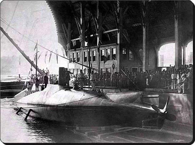 27. Taşkızak Tershanesi'nde montajı yapılan Abdülhamit (Nordenfeld II) dünyada torpido atabilen ilk denizaltıdır. Maalesef Haliç'te çürüdü. 1886