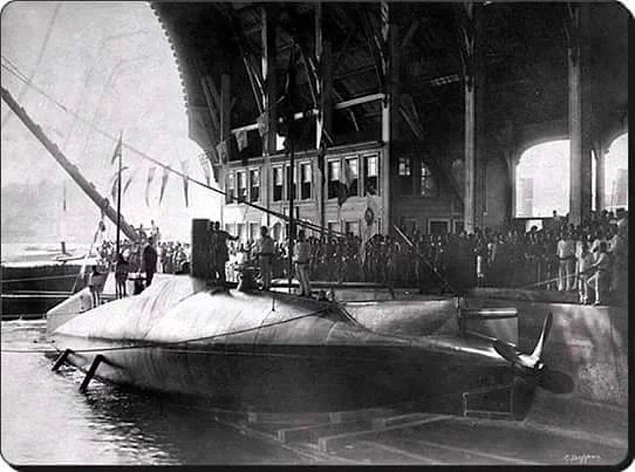 Taşkızak Tershanesi'nde montajı yapılan Abdülhamit (Nordenfeld II) dünyada torpido atabilen ilk denizaltıdır. Maalesef Haliç'te çürüdü. 1886