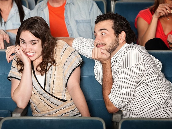 4. А этот парень по отношению к девушке...