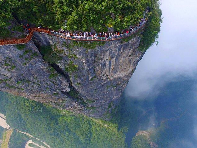 3. Turistler Çin'in Hunan bölgesinde kumtaşı uçurumlarında manzara keyfi yapıyor. Bu şehir ayrıca Avatar filmine de ilham kaynağı olmuştu.