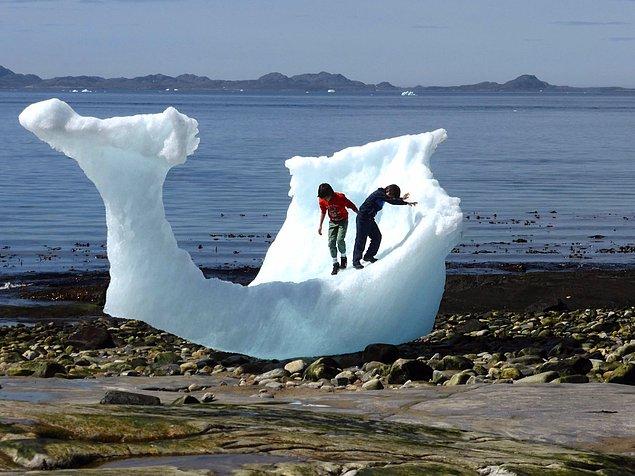 19. Grönland'ın başkenti Nuuk dünyadaki en çok buz dağı sayısına sahip, işte bunlardan birinde oynayan çocuklar.
